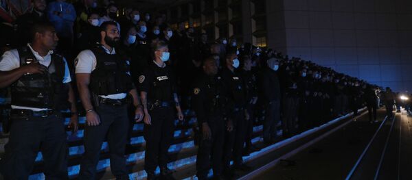 Police officers stand in the business area of La Defense, west of Paris, on June 15, 2020, during a protest in reaction to the French Interior minister's June 9 announcements, amid the latest wave of protests against racism and police violence. - French police have staged protests over claims of racism in their ranks, assailing top officials for failing to defend the force against allegations amplified by US unrest over the death of George Floyd. The French Interior minister also said police would no longer be allowed to use chokeholds to detain suspects, a move derided by many officers as an unfeasible concession that could make their jobs more perilous. (Photo by GEOFFROY VAN DER HASSELT / AFP) - Sputnik Afrique