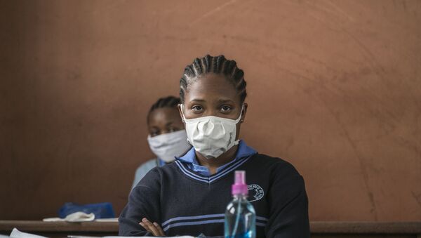 Une étudiante portant un masque de protection contre le COVID-19, Yaoundé, Cameroun - Sputnik Afrique