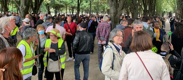 Manifestation de soutien à l’infirmière Farida interpellée à Paris le 16 juin après avoir lancé des pierres sur des policiers - Sputnik Afrique