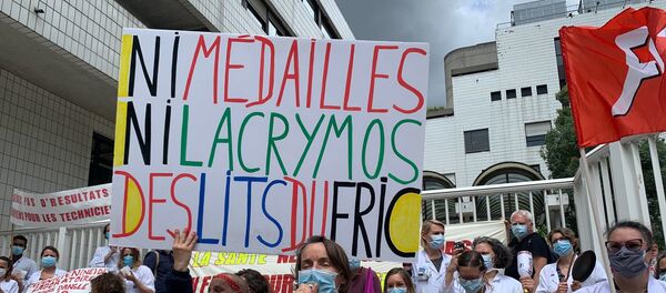Le personnel soignant manifeste à l’hôpital Robert-Debré à Paris, 18 mai 2020 - Sputnik Afrique
