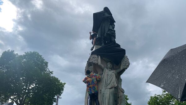 Les militants recouvrent la statue du maréchal Gallieni avec un drap noir, 18 juin 2020 - Sputnik Afrique