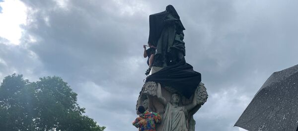 Les militants recouvrent la statue du maréchal Gallieni avec un drap noir, 18 juin 2020 - Sputnik Afrique