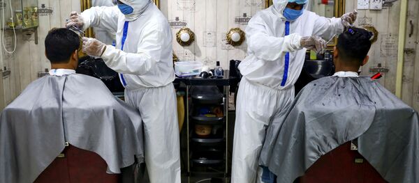 Барберы в защитных костюмах в одном из парикмахерских салонов Дакки, Бангладеш - Sputnik Afrique