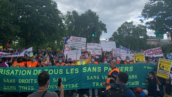 Rassemblement à Paris en faveur de la régularisation des sans-papiers, le 20 juin - Sputnik Afrique