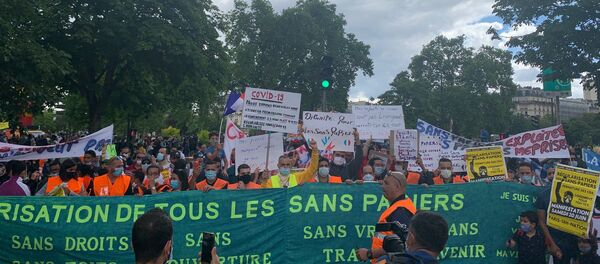 Rassemblement à Paris en faveur de la régularisation des sans-papiers, le 20 juin - Sputnik Afrique