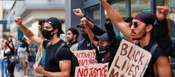 Manifestation du mouvement Black Lives Matter suite à la mort de George Floyd. Hemel Hempstead, Grande-Bretagne, le 13 juin 2020. Manifestation du mouvement Black Lives Matter suite à la mort de George Floyd. Hemel Hempstead, Grande-Bretagne, le 13 juin 2020. - Sputnik Afrique
