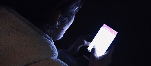 Smartphone dans le noir - Sputnik Afrique