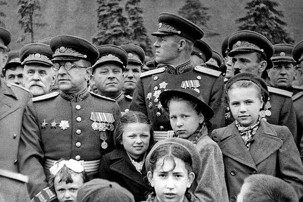 Spectacteurs assistant au défilé de la Victoire sur la place Rouge, 24 juin 1945. - Sputnik Afrique