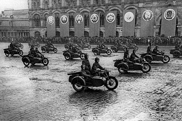 Unité de motocyclistes lors du défilé de la Victoire sur la place Rouge, 24 juin 1945. - Sputnik Afrique