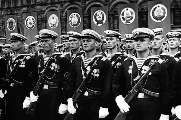 Marins de la flotte de guerre soviétique lors du défilé de la Victoire sur la place Rouge, 24 juin 1945. - Sputnik Afrique