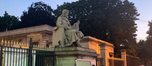 La statue de #Colbert taguée avec de la peinture rouge, 23 juin 2020 - Sputnik Afrique