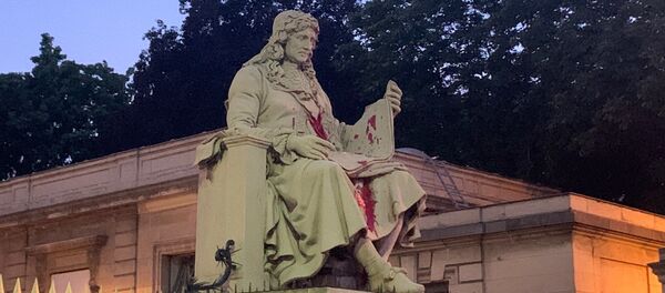 La statue de Colbert taguée avec de la peinture rouge, 23 juin 2020 La statue de Colbert taguée avec de la peinture rouge, 23 juin 2020 - Sputnik Afrique