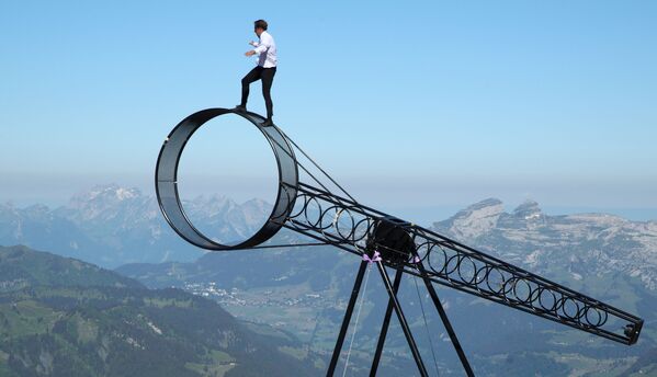 Dans les Alpes suisses, des acrobates font le show à 3000 mètres d'altitude

 - Sputnik Afrique