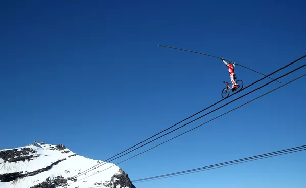 Dans les Alpes suisses, des acrobates font le show à 3000 mètres d'altitude
Dans les Alpes suisses, des acrobates font le show à 3000 mètres d'altitude
- Sputnik Afrique