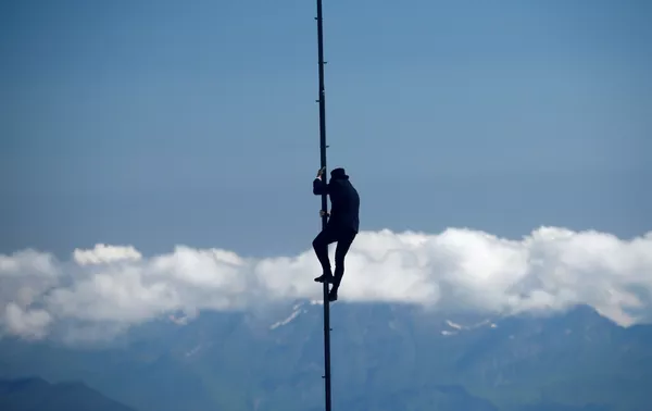 Dans les Alpes suisses, des acrobates font le show à 3000 mètres d'altitude
Dans les Alpes suisses, des acrobates font le show à 3000 mètres d'altitude
- Sputnik Afrique