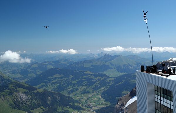 Dans les Alpes suisses, des acrobates font le show à 3000 mètres d'altitude

 - Sputnik Afrique