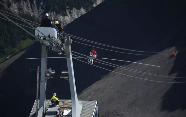 Dans les Alpes suisses, des acrobates font le show à 3000 mètres d'altitude
Dans les Alpes suisses, des acrobates font le show à 3000 mètres d'altitude
- Sputnik Afrique