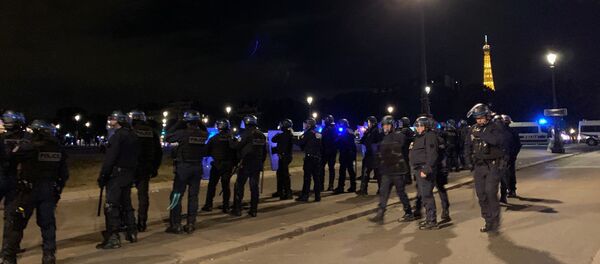 Des centaines de jeunes se sont rassemblés sur l'esplanade des Invalides dans la nuit du 27 au 28 juin à la suite d'un appel sur les réseaux sociaux à une soirée Projet X Des centaines de jeunes se sont rassemblés sur l'esplanade des Invalides dans la nuit du 27 au 28 juin à la suite d'un appel sur les réseaux sociaux à une soirée Projet X - Sputnik Afrique