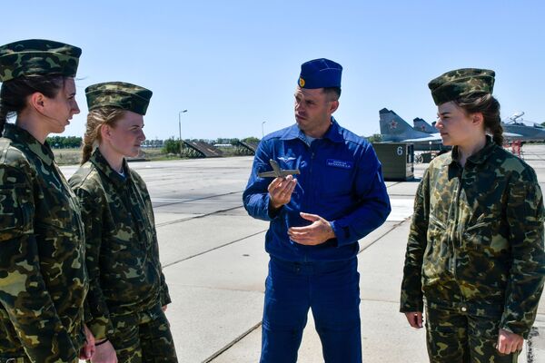 Jeunes femmes aux commandes: entraînement des élèves de l’École supérieure militaire d’aviation de Krasnodar

 - Sputnik Afrique