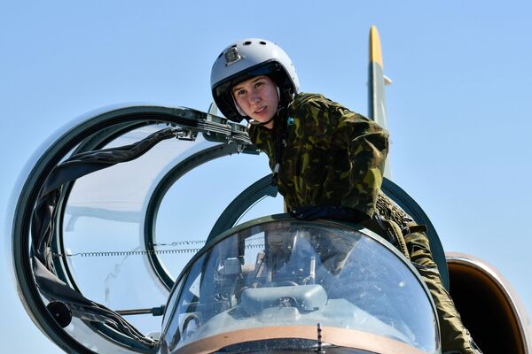 Jeunes femmes aux commandes: entraînement des élèves de l’École supérieure militaire d’aviation de Krasnodar

 - Sputnik Afrique