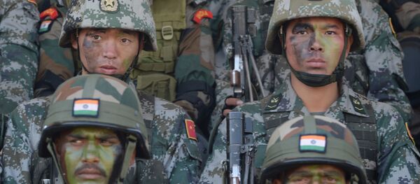 Soldiers from the Indian Army and People's Liberation Army (PLA) sit together after participating in an anti-terror drill during the Sixth India-China Joint Training exercise Hand in Hand 2016 at HQ 330 Infantry Brigade, in Aundh in Pune district, some 145km southeast of Mumbai, on November 25, 2016 - Sputnik Afrique