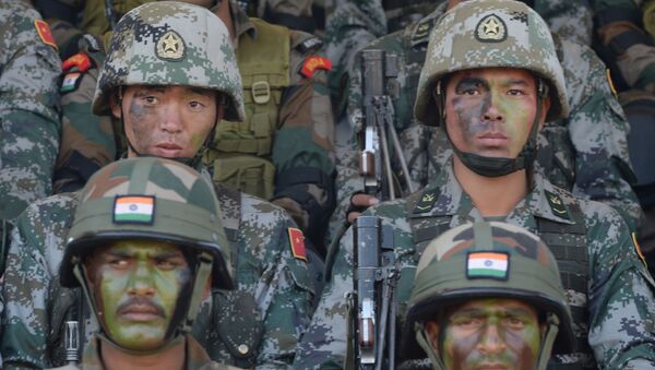 Soldiers from the Indian Army and People's Liberation Army (PLA) sit together after participating in an anti-terror drill during the Sixth India-China Joint Training exercise Hand in Hand 2016 at HQ 330 Infantry Brigade, in Aundh in Pune district, some 145km southeast of Mumbai, on November 25, 2016 - Sputnik Afrique