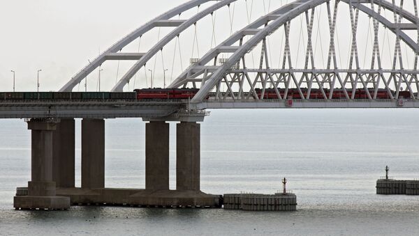Des trains de fret traversent le pont de Crimée, le 30 juin 2020 - Sputnik Afrique
