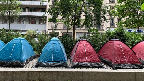 Des tentes accueillant de jeunes migrants dans un parc proche de la place de la République - Sputnik Afrique