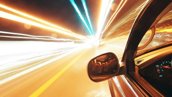 Une voiture roule à pleine vitesse, image d'illustration - Sputnik Afrique