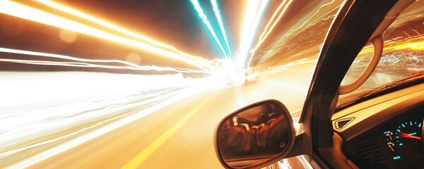 Une voiture roule à pleine vitesse - Sputnik Afrique