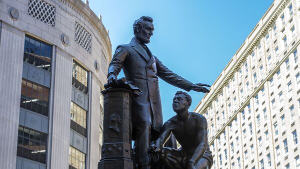 La statue représentant un esclave libéré agenouillé aux pieds d’Abraham Lincoln sur le mémorial Émancipation à Boston - Sputnik Afrique