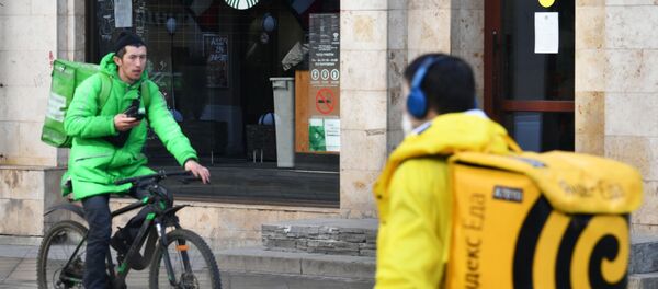 Сoursiers de deux services de livraison de plats cuisinés Yandex.Eda et Delivery Club - Sputnik Afrique