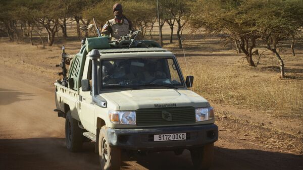 Un véhicule de l'armée burkinabè en patrouille - Sputnik Afrique