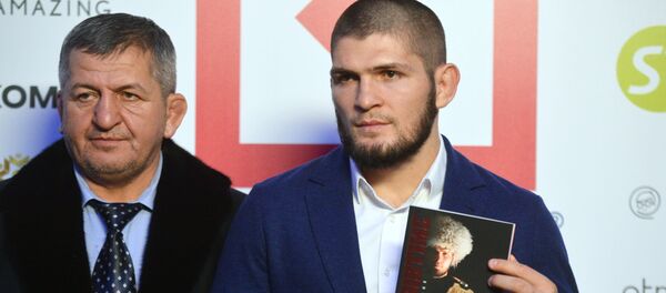 Khabib Nurmagomedov et son père, Abdulmanap (archive photo) - Sputnik Afrique