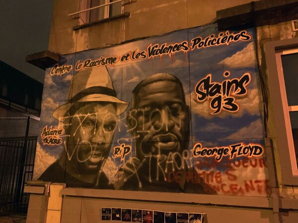 La fresque en hommage à Adama Traoré et George Floyd vandalisée à Stains – vidéo - Sputnik Afrique