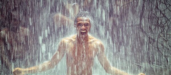 Un homme sous la pluie - Sputnik Afrique