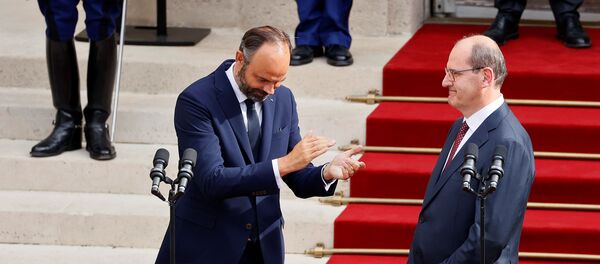 Edouard Philippe applaudit le nouveau Premier ministre Jean Castex dans la cour de l'hôtel Matignon  - Sputnik Afrique