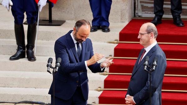 Edouard Philippe applaudit le nouveau Premier ministre Jean Castex dans la cour de l'hôtel Matignon  - Sputnik Afrique