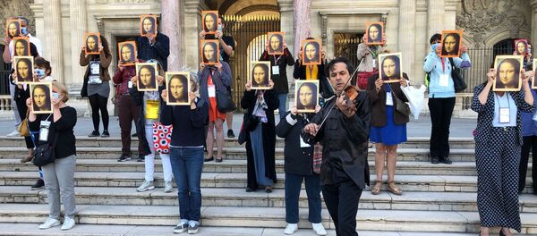 200 guides-conférenciers ont protesté devant le Musée du Louvre le jour de son ouverture  - Sputnik Afrique