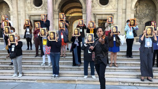 200 guides-conférenciers ont protesté devant le Musée du Louvre le jour de son ouverture  - Sputnik Afrique