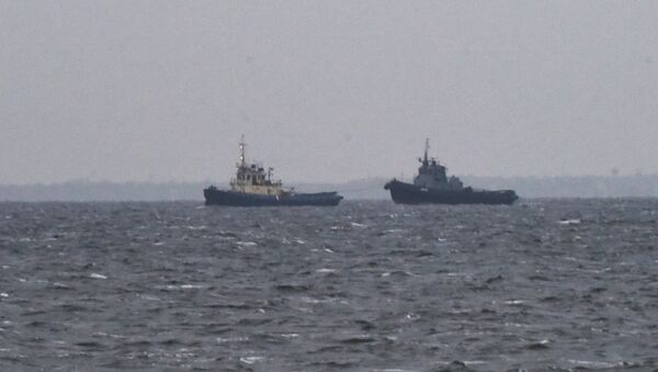 Une vedette et un remorqueur de la Marine ukrainienne arrivent au port d'Otchakov (archive photo) - Sputnik Afrique