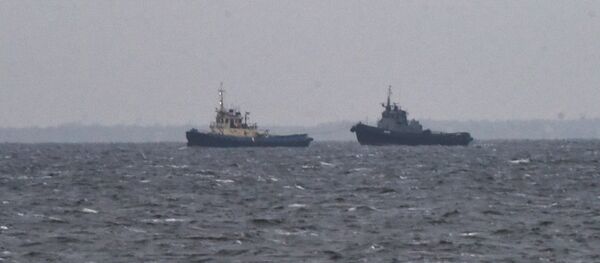 Une vedette et un remorqueur de la Marine ukrainienne arrivent au port d'Otchakov (archive photo) - Sputnik Afrique