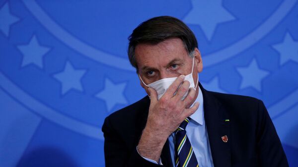 Le President Jair Bolsonaro ajuste un masque durant l'épidémie - Sputnik Afrique