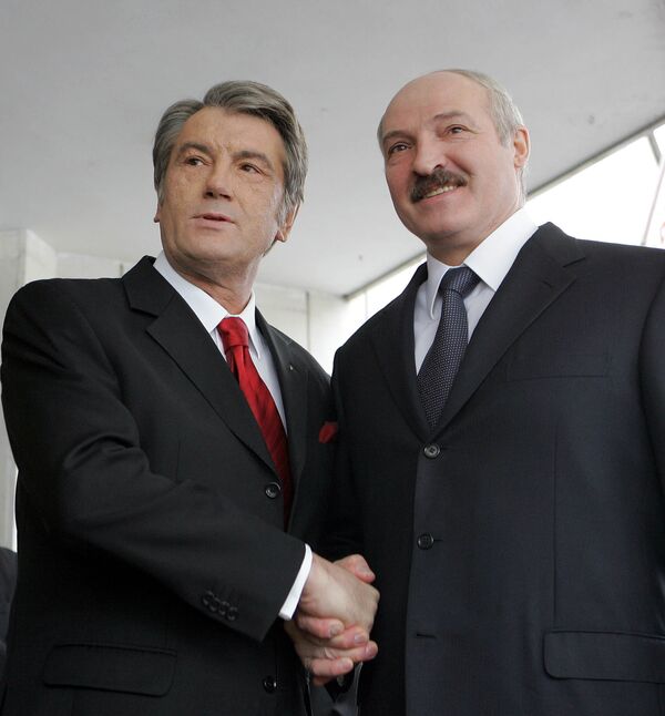 Alexandre Loukachenko avec Viktor Iouchtchenko - Sputnik Afrique