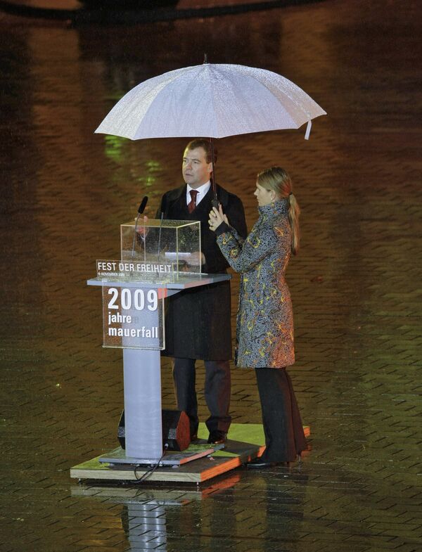 Dmitri Medvedev lors des célébrations du 20ème anniversaire de la chute du mur de Berlin  - Sputnik Afrique