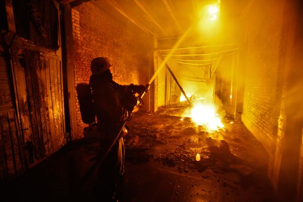 Russie: incendie dans des entrepôts militaires au bord de la Volga (source) - Sputnik Afrique