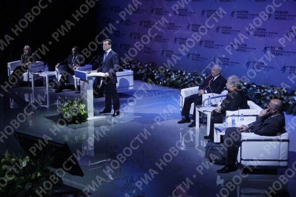 Forum médiatique-2009: les émotions et les gestes du président russe  - Sputnik Afrique