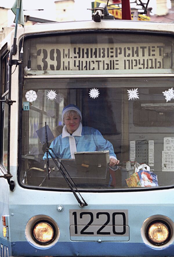 Moscou: les conducteurs de bus se déguiseront en Pères Gel (transports) - Sputnik Afrique