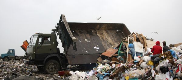 Работа ЕМУП Спецавтобаза в Екатеринбурге по утилизации бытовых отходов - Sputnik Afrique