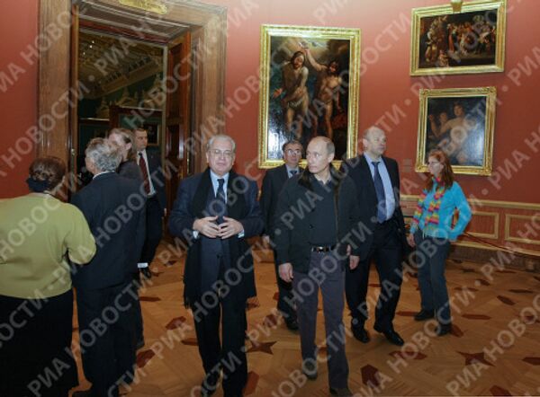Vladimir Poutine au musée de l'Ermitage de Saint-Pétersbourg  - Sputnik Afrique